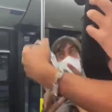 Tienes que ponerte la mascarilla, gritaba el loco