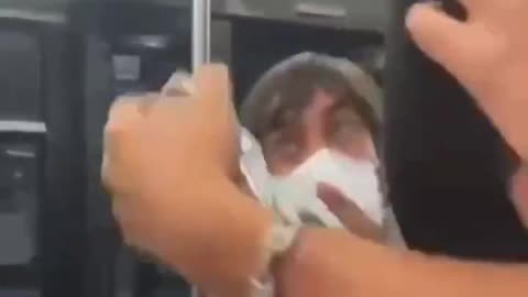 Tienes que ponerte la mascarilla, gritaba el loco
