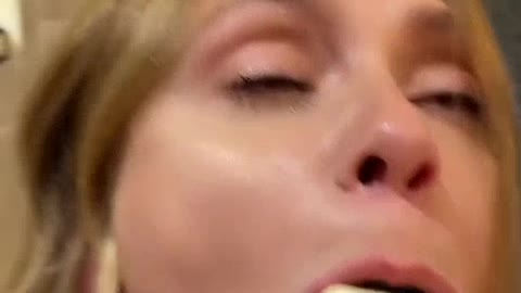 Elle a goûter à la glace 🤣🤣🤣