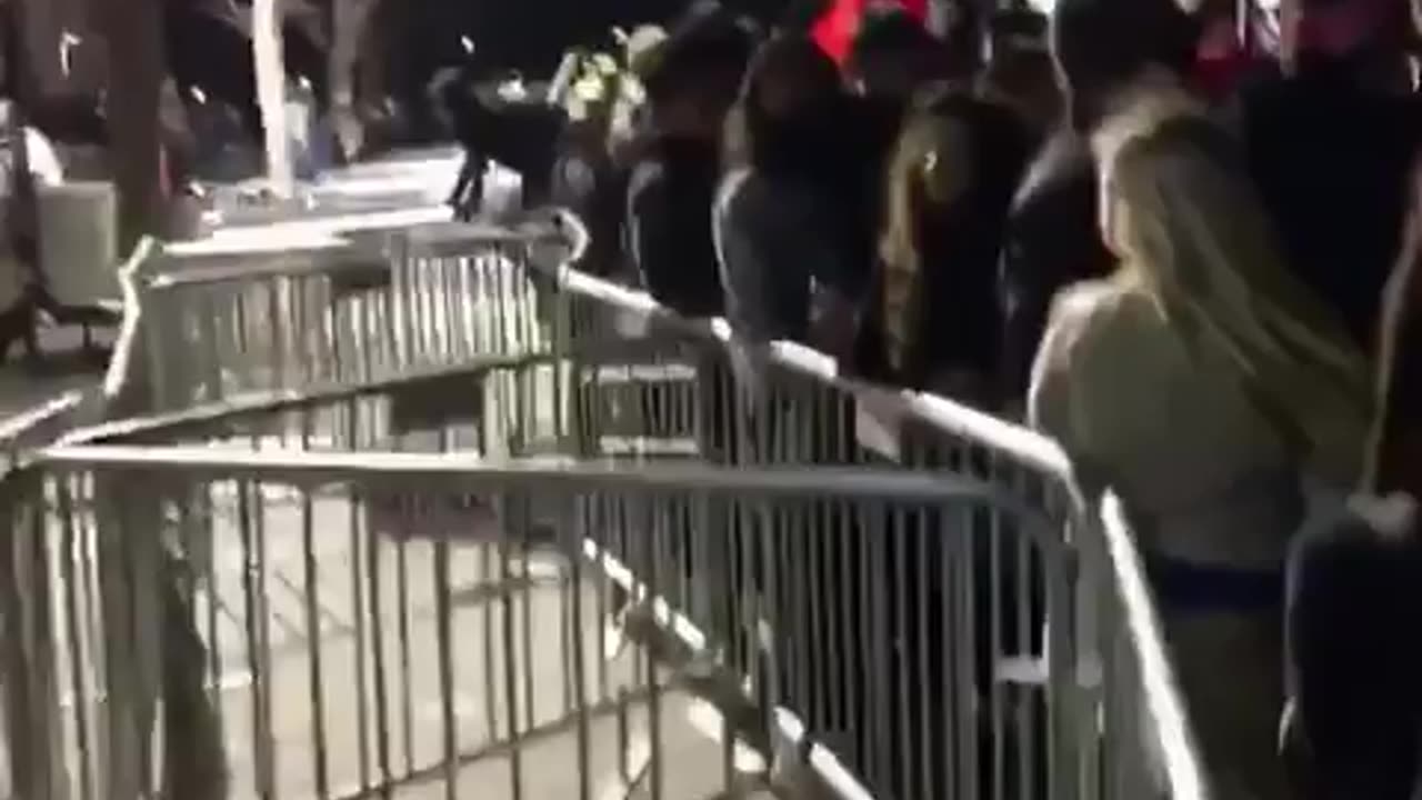 Feb 1 2017 Berkeley Milo's speech 1.7.2 Antifa surround attack people with flag pole and mace