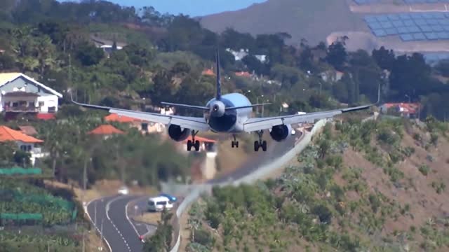 DIFFICULT LANDINGS in WINDY DAY