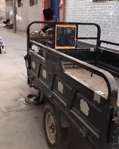 Saving this chicken with one thoughtful move 🐔