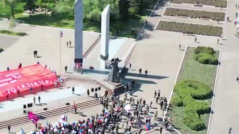 V osvobozeném Mariupolu byla 9. května rozvinuta obří stuha svatého Jiří