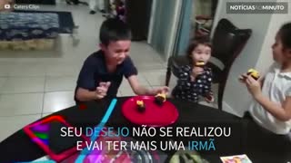 Este menino está cansado de ser o único irmão da casa!