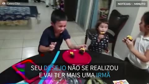 Este menino está cansado de ser o único irmão da casa!