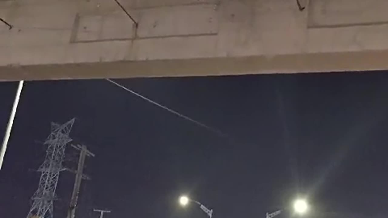 mujer se lance desde un puente