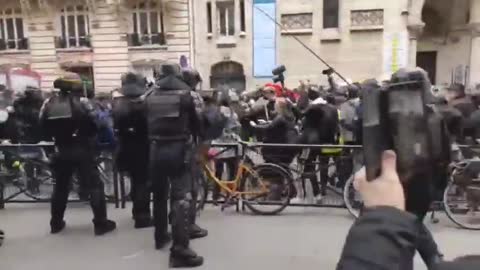 Polizia francese picchia ancora manifestanti nopass