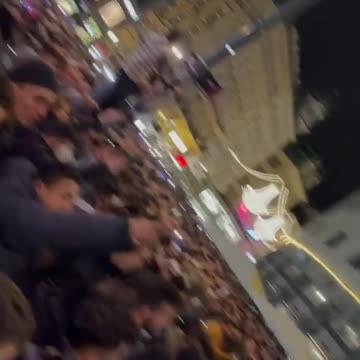 ÁUSTRIA - O POVO CERCOU A POLÍCIA