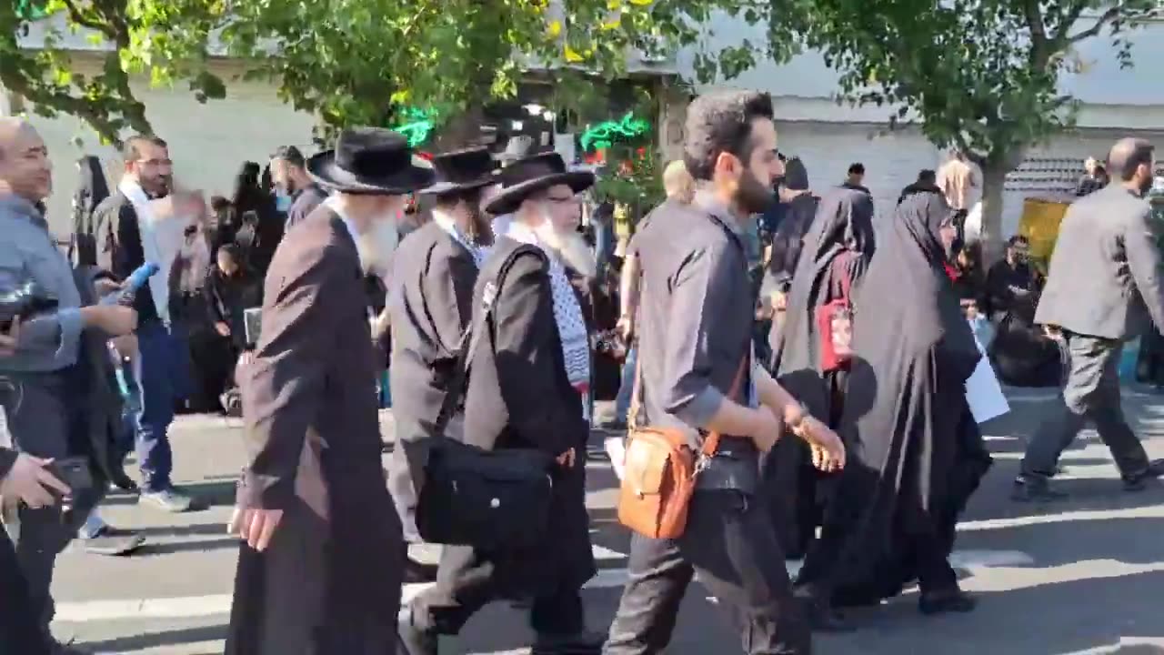 Jewish Iranians attended the funeral of Raisi.