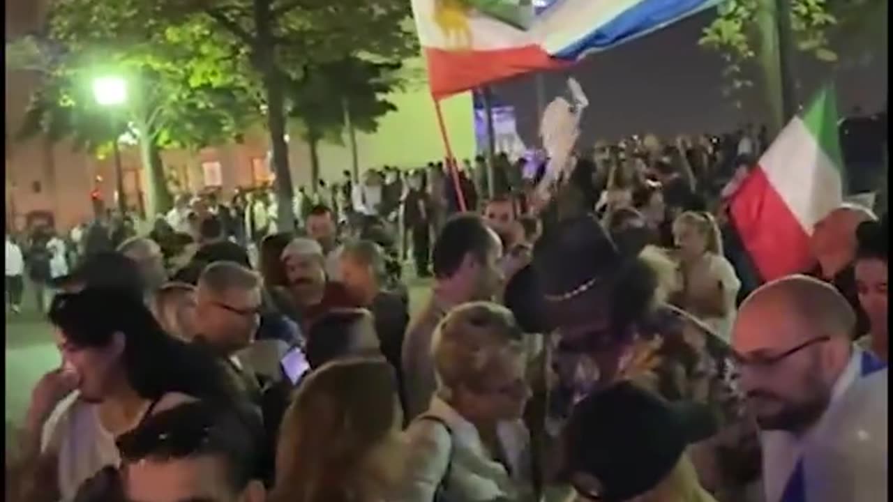 Heartwarming scenes from Paris as the Iranian people showed up to protest against Hamas