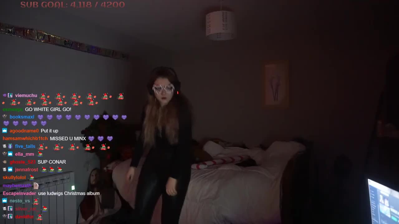 Minx shows her tits while dancing