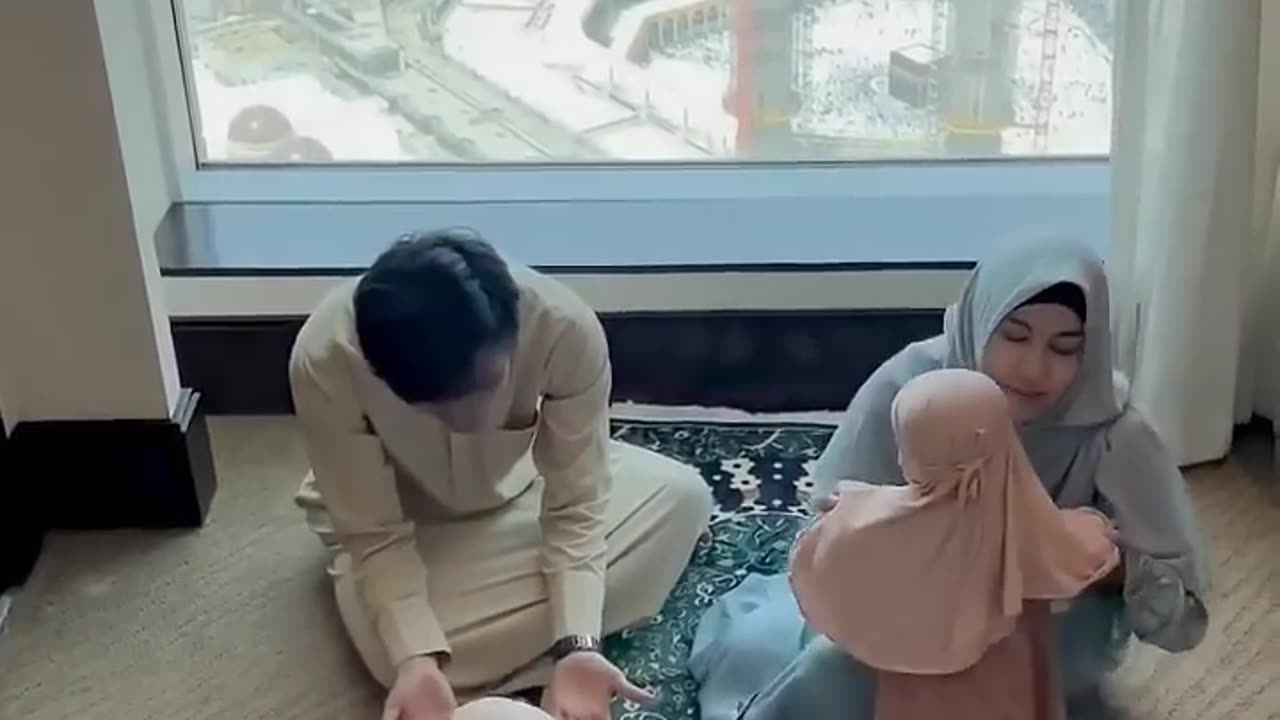 Beautiful video in makka Baby Girls Loves their Mother More then Father