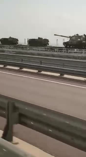 Samohybné houfnice Msta-S a automobilová technika na krymském mostě