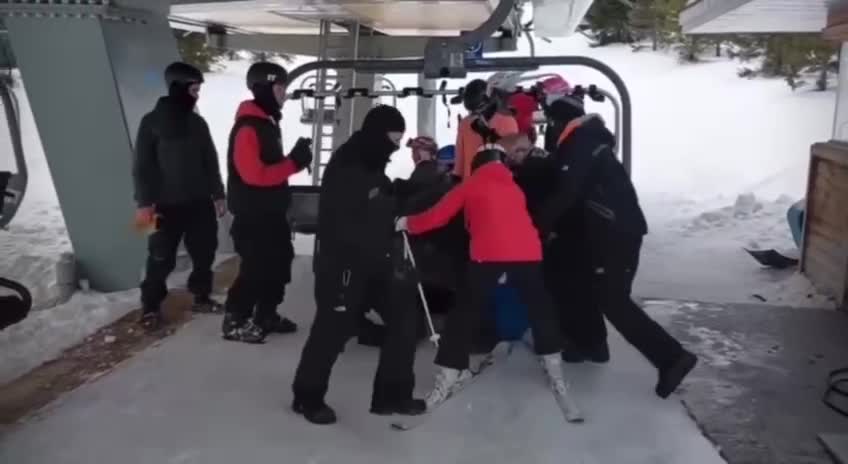 "Man arrested at a ski resort in Canada" for not wearing a mask