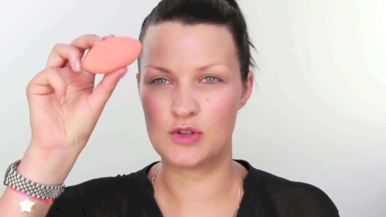 Real Techniques Miracle Complexion Sponge, Makeup Blender for Liquid and Cream Foundation