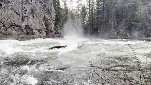 ENJOY the Peace & Quiet From the TOP of Benham Falls Canyon – Deschutes River – 4K