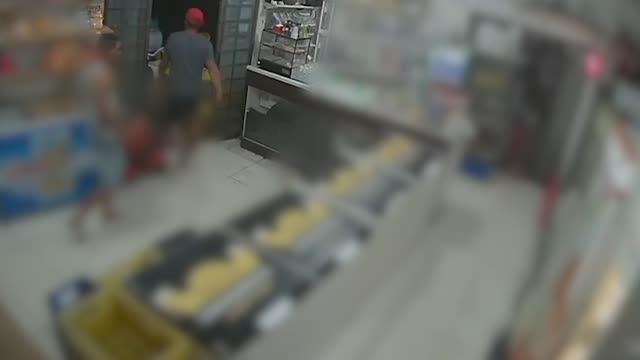 Homem é executado brutalmente dentro de bar; Camera registra toda a movimentação