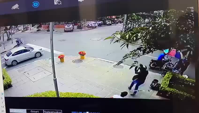 Video: A mano armada ladrones robaron a una mujer en el barrio Sotomayor de Bucaramanga