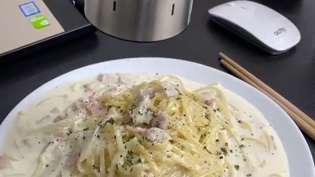 Make delicious carbonara and lastly, sprinkle pepper and eat it deliciously omg!!!