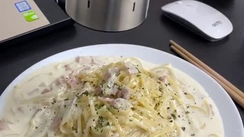 Make delicious carbonara and lastly, sprinkle pepper and eat it deliciously omg!!!