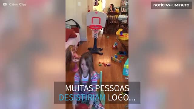 Menina persistente faz truques de basquete incríveis