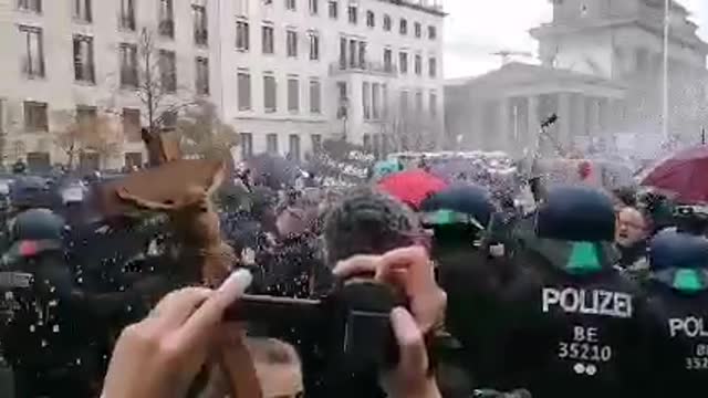 Wasserwerfer gegen das Volk