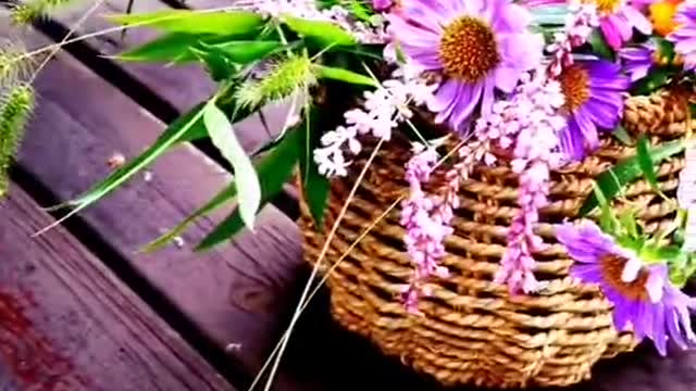 The wildflowers on the roadside are arranged in flower baskets, which is also very beautiful