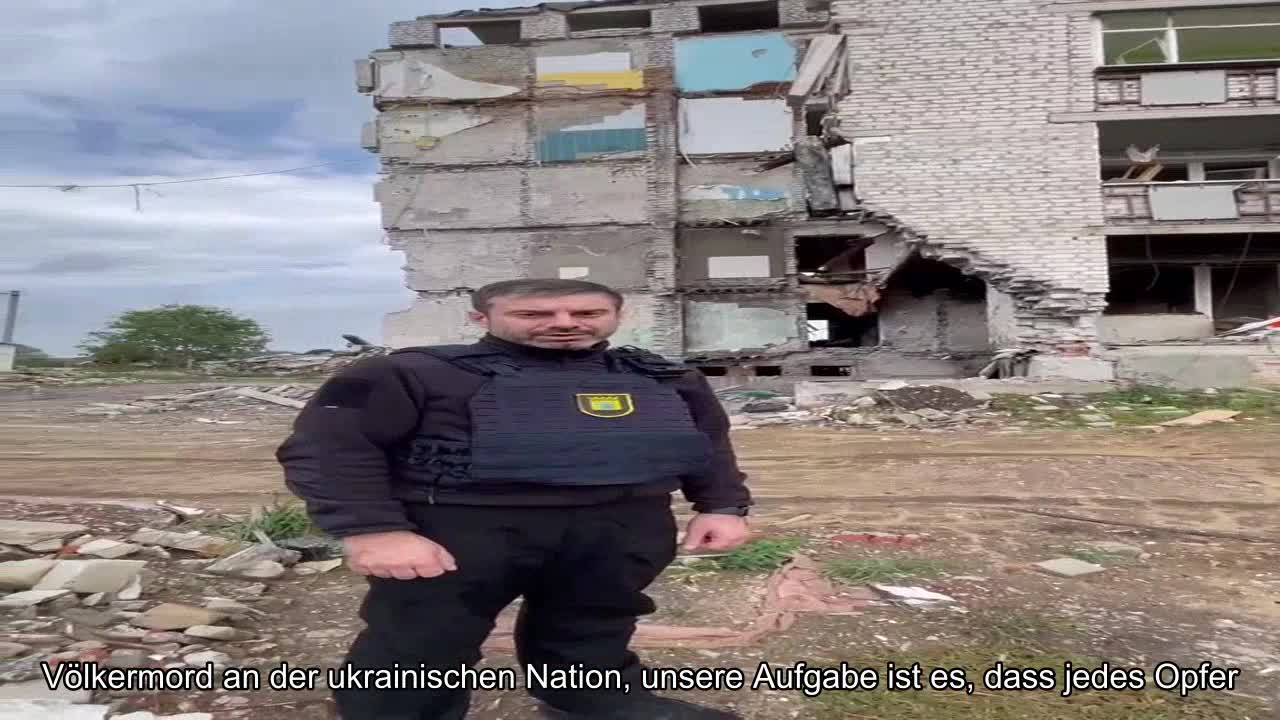 In Isjum infolge eines russischen Luftangriffs auf ein Hochhaus