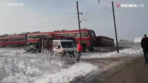 U Srbiji vlak prepolovio autobus: 5 poginulih, 10 ozlijeđenih se bori za život