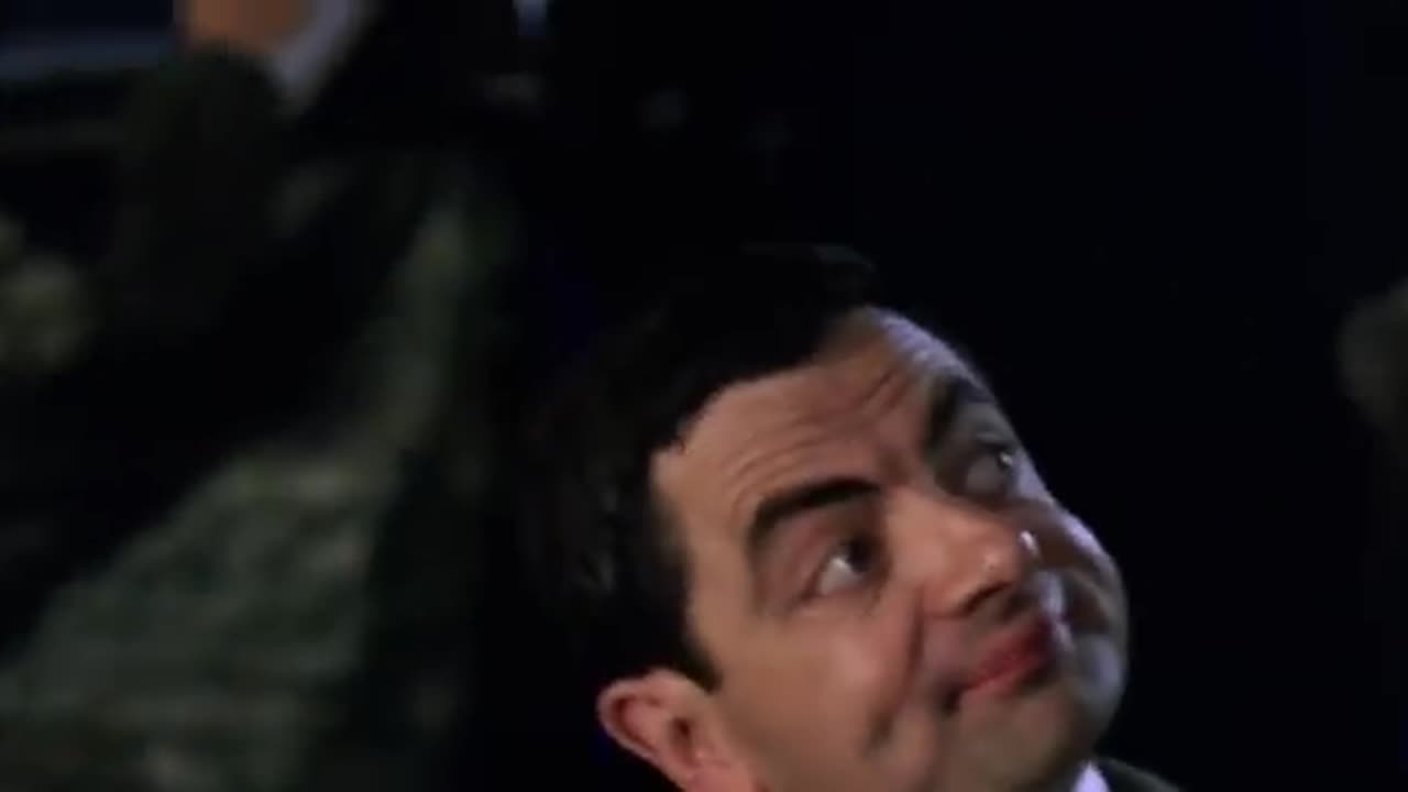 "Mr. Bean’s Hilarious Christmas Dinner Disaster!"