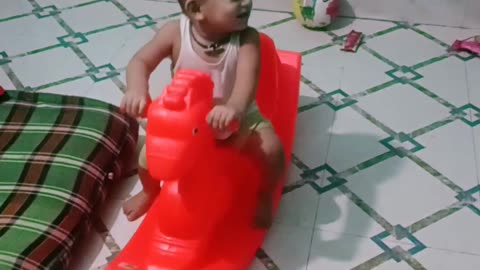 14-month-old baby shows off his vocabulary