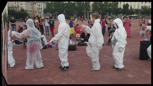 Les masques blancs Lyon s'invitent au pique nique et manifestation 11 aout Bellecour