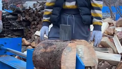 A beautiful woman is chopping firewood, and everyone is watching 03