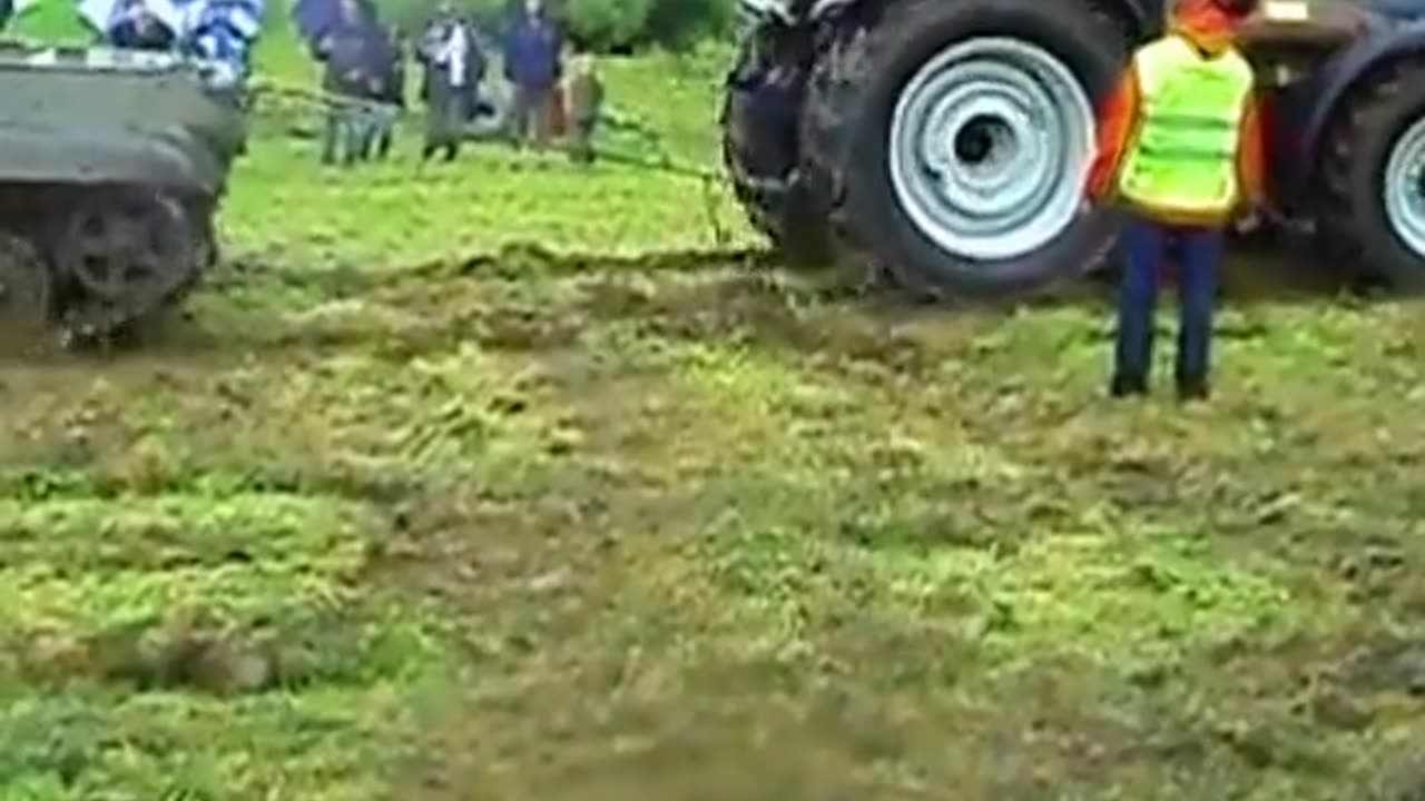 tractors stuck, machines accelerating (47)