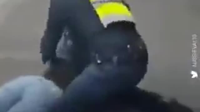 Melbourne polizia afferra donna alla gola perché senza mascherina