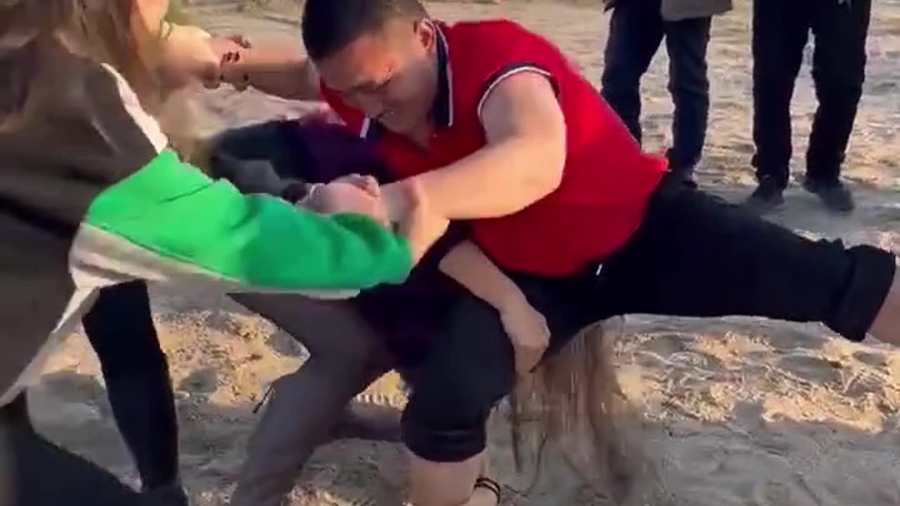 Fighting girl's