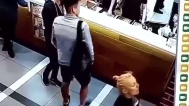 شاهدوا ماذا حصل لهذه المرأه اثناء مراقبتها لذلك الرجل