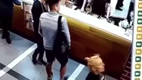 شاهدوا ماذا حصل لهذه المرأه اثناء مراقبتها لذلك الرجل