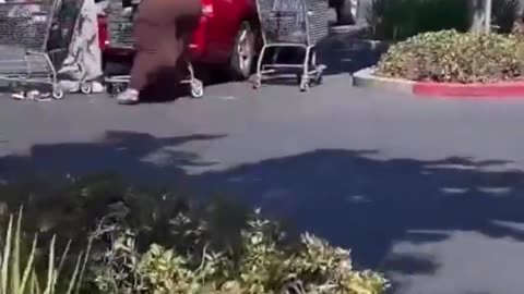 Gang of Women shoplifting a car full of shoes from a store in Sacramento, California