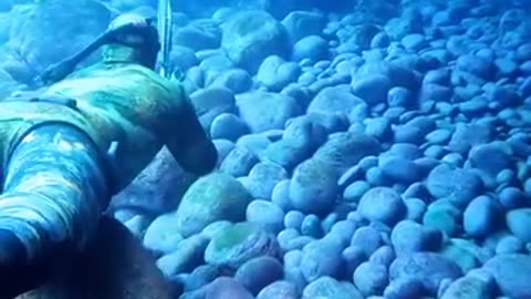 A terrifying cave deep in the Hawaiian ocean and catch the most delicious fish!