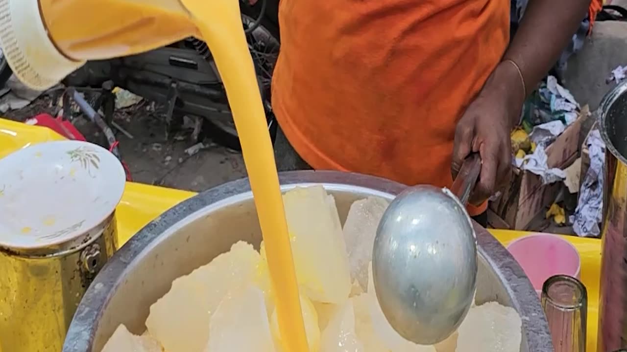 Original Mango Milkshake | Street Side Ice Mango Juice #reelsvideo #fbreelsvideo #tiktokviral