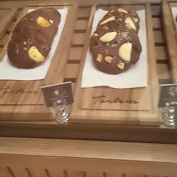 Before going back to the office, to the cookies shop. Which cookies do you choose? Or buy them all