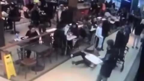 Humankind explained in 30 seconds: The scene from the shopping center made the whole world laugh