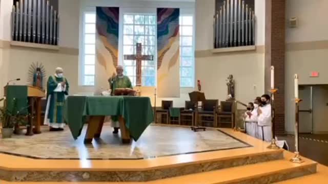Canada, Impressionante. Parroco ferma la messa per la presenza di un fedele privo di mascherina.