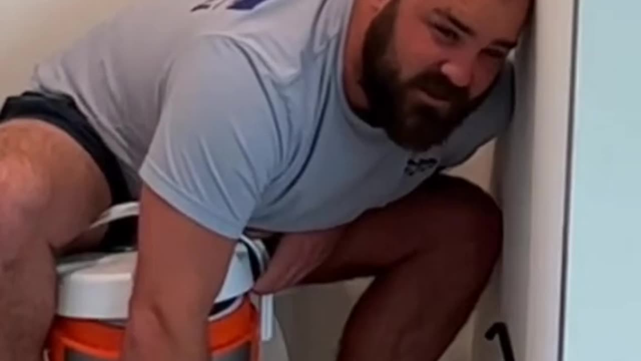 Husband pranks wife on the toilet