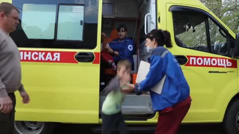 Russian Forces assisted a family with 2 small children in Kharkov