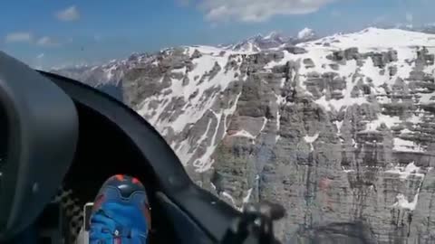 Volo in aliante sopra le vette innevate