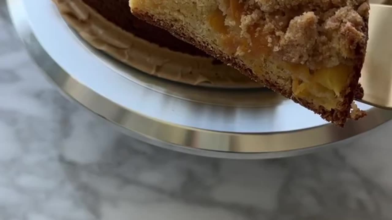 Peach crumble cake 🍑