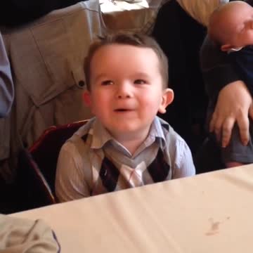 Pequeño niño experimenta su primer comida con exceso de azúcar