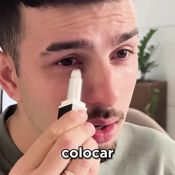 Ele testou batom que faz chorar